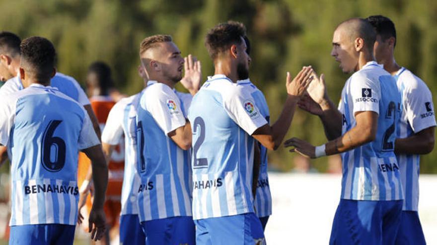 Ontiveros celebra el gol del Málaga con sus compañeros.