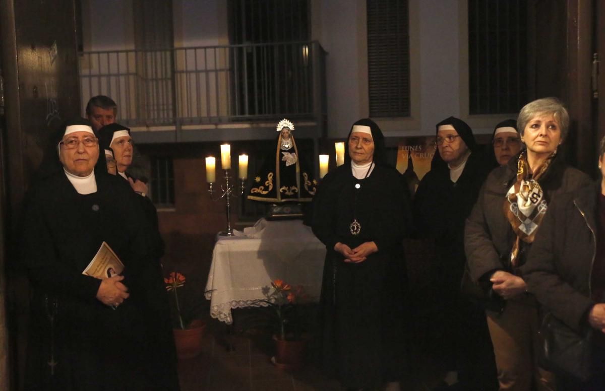 El Vía Crucis enseña el recogimiento de la Semana Santa cordobesa