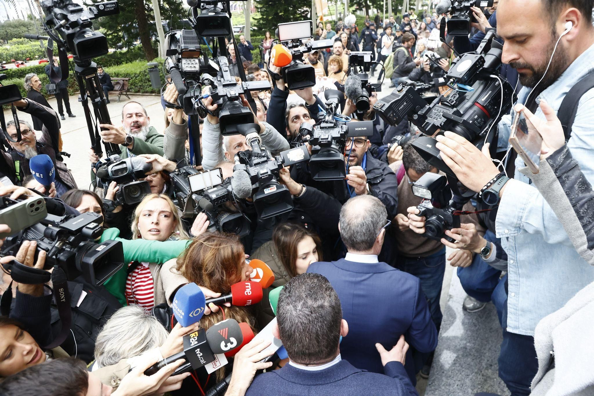 La llegada de la exconsellera Pradas y Argüeso para declarar como imputados por la gestión de la dana