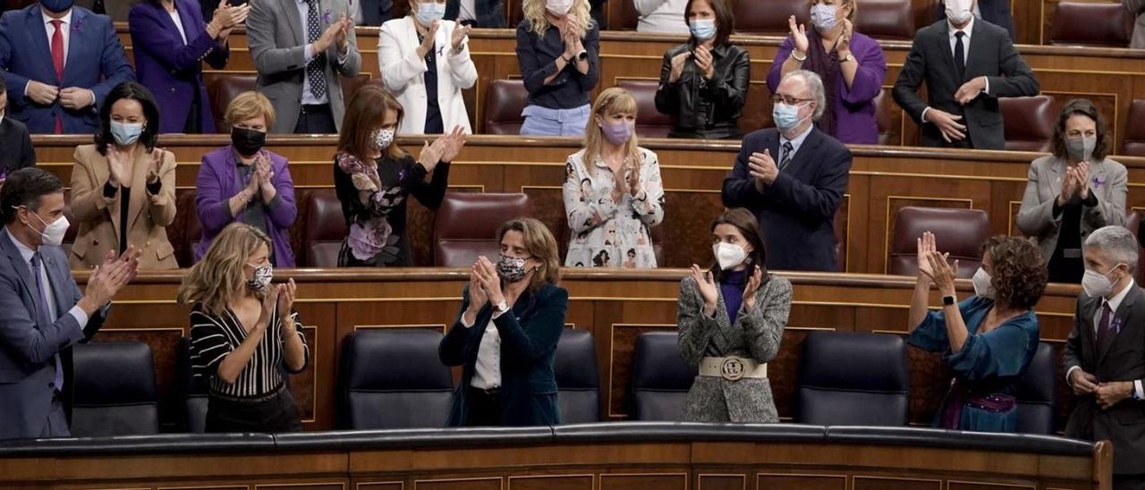 Miembros del Gobierno y diputados del PSOE aplauden tras la aprobación del presupuesto. |   // J. L. ROCA