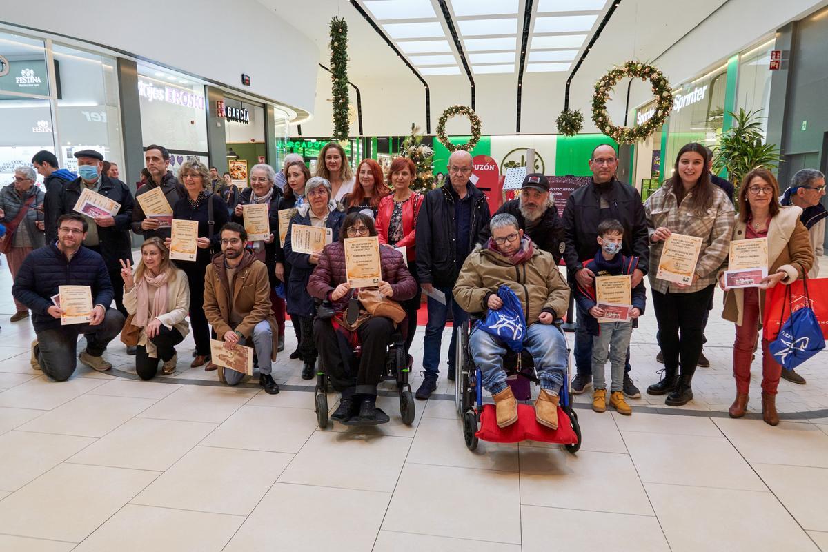 Entrega de premios a los mejores Belenes en Cáceres, este jueves, en el centro comercial Ruta de la Plata. Monserrat Cambero, la cuarta por la izquierda.