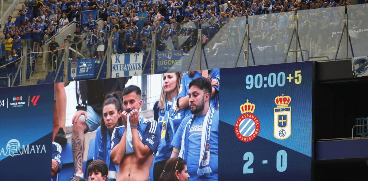 Aficionados del Oviedo, en la grada de Cornellá, en el partido de vuelta de la final del play-off de la temporada 2023-2024.  | MARCOS LEÓN