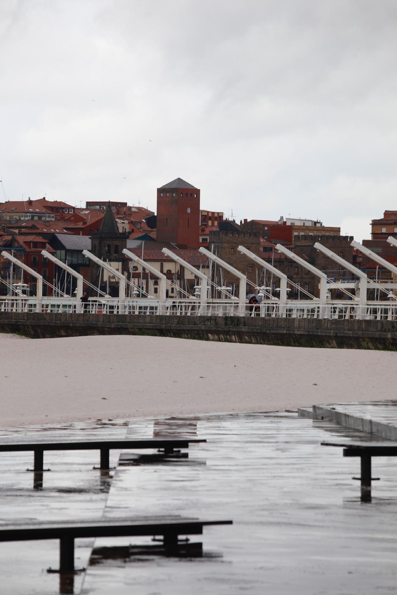 Las imágenes que deja el temporal en Gijón.