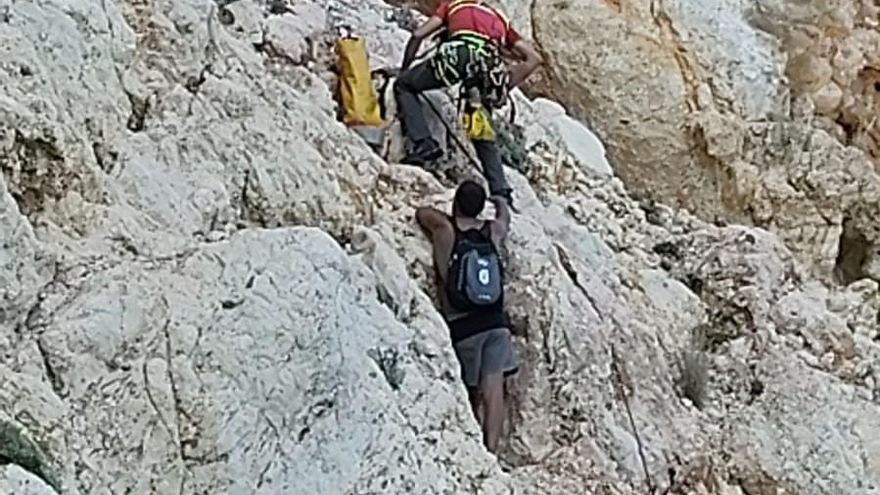 Rescatan al bañista que había quedado atrapado en el acantilado de Benitatxell