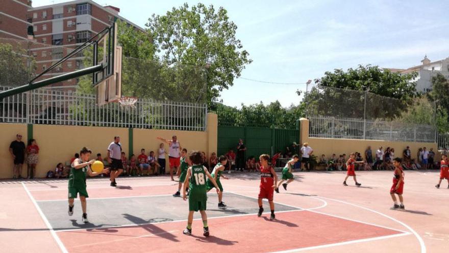 Unos chavales practican baloncesto en uno de los centros.