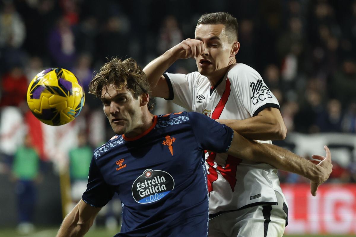 The Defense of Celta Marcos Alonso (i) fights with Jorge de Frutos, del Rayo, at the Vallecas stadium. In Juanjo Martín Archive Photo. EFE. (Ray) (Celta)