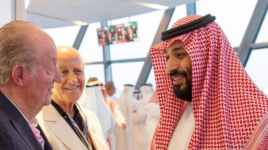 El rey Juan Carlos habla con el príncipe saudí, Mohammed bin Salman.