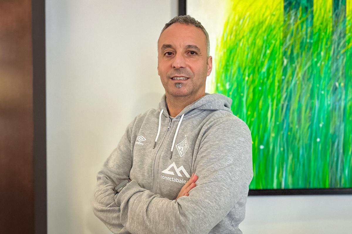 Antonio Vadillo  posa en el hotel de concentración en Córdoba.