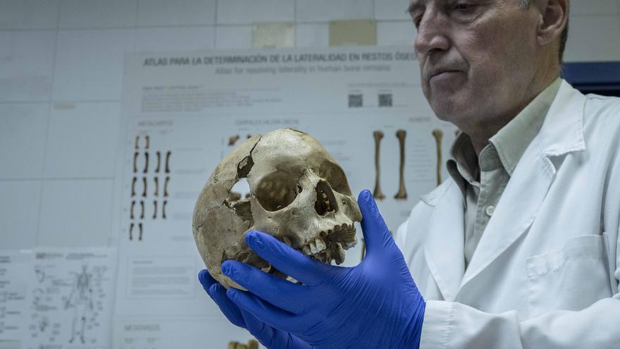 El antropólogo Fernando Serrulla analiza, en Verín, los siete cuerpos de los asturianos fusilados en Celanova