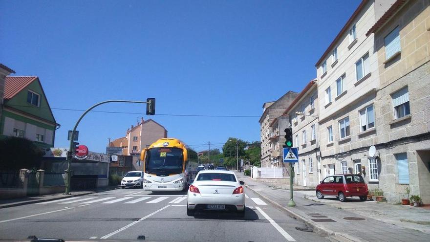 Un autobús atravesando Meira. // Gonzalo Núñez