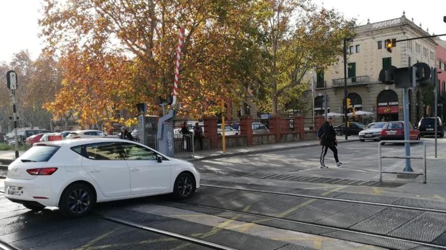 El pas a nivell per una de les principals avingudes de Figueres