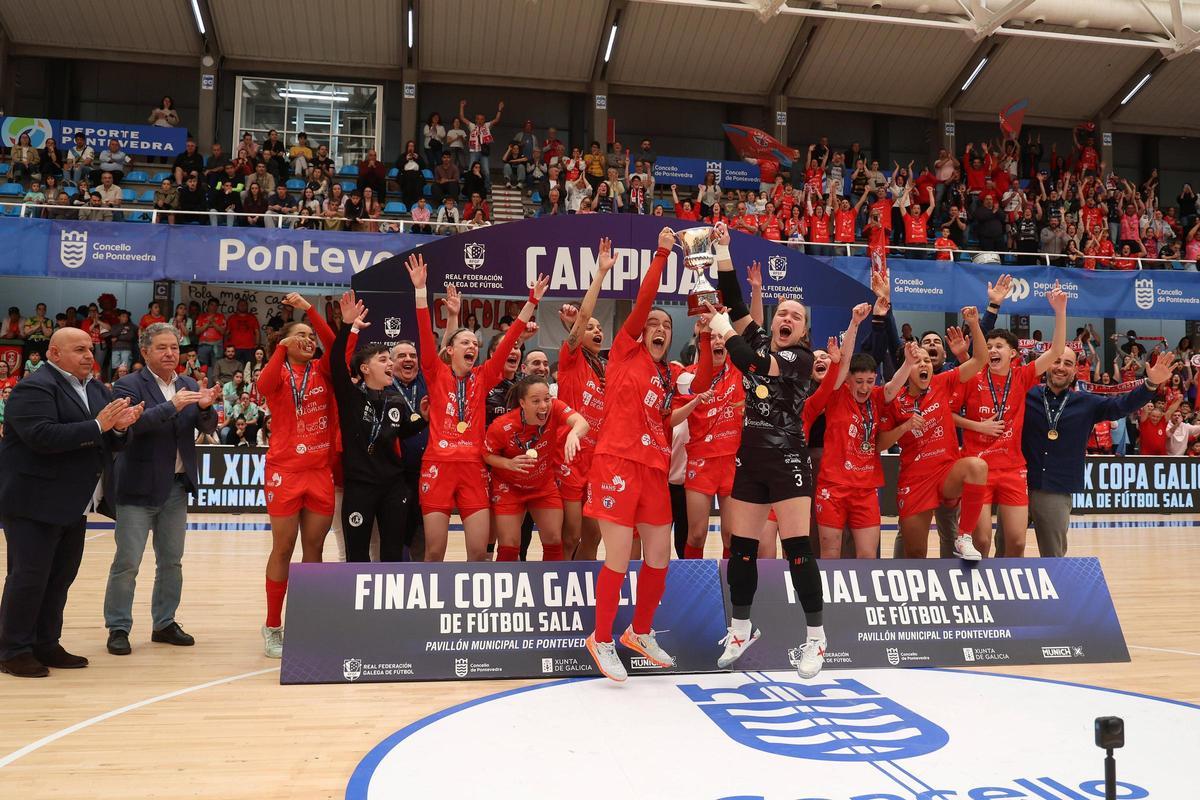 Luisa Mayara y Area Loureiro alzan al cielo de Pontevedra el trofeo de campeonas.