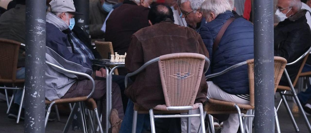 Ciudadanos en una terraza en la capital grancanaria, algunos con mascarilla y otros no.