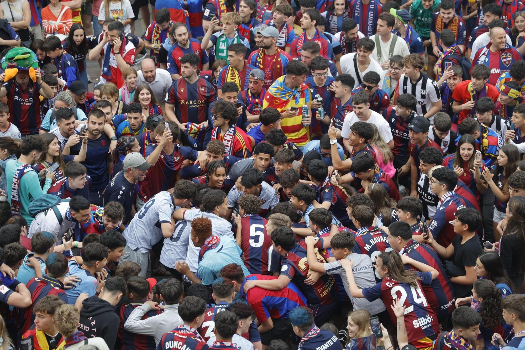 Todas las fotos de la rúa del Levante UD por su ascenso a Primera División