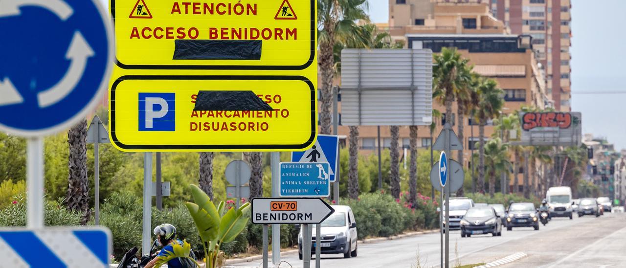 El tramo de la avenida de Beniadrá que se va a cortar a partir del lunes por las obras, con las señales informativas que se han empezado a colocar.