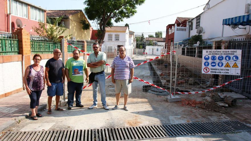 Vecinos de la calle Doctor Manuel Callejón Navas, el pasado miércoles con el responsable de la federación provincial vecinal Solidaridad, José Oscar López, junto a las obras.