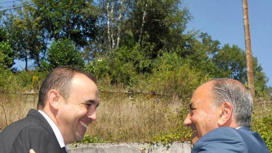 Tomás Cueria, a la izquierda, saluda al juez de paz antes de la boda.