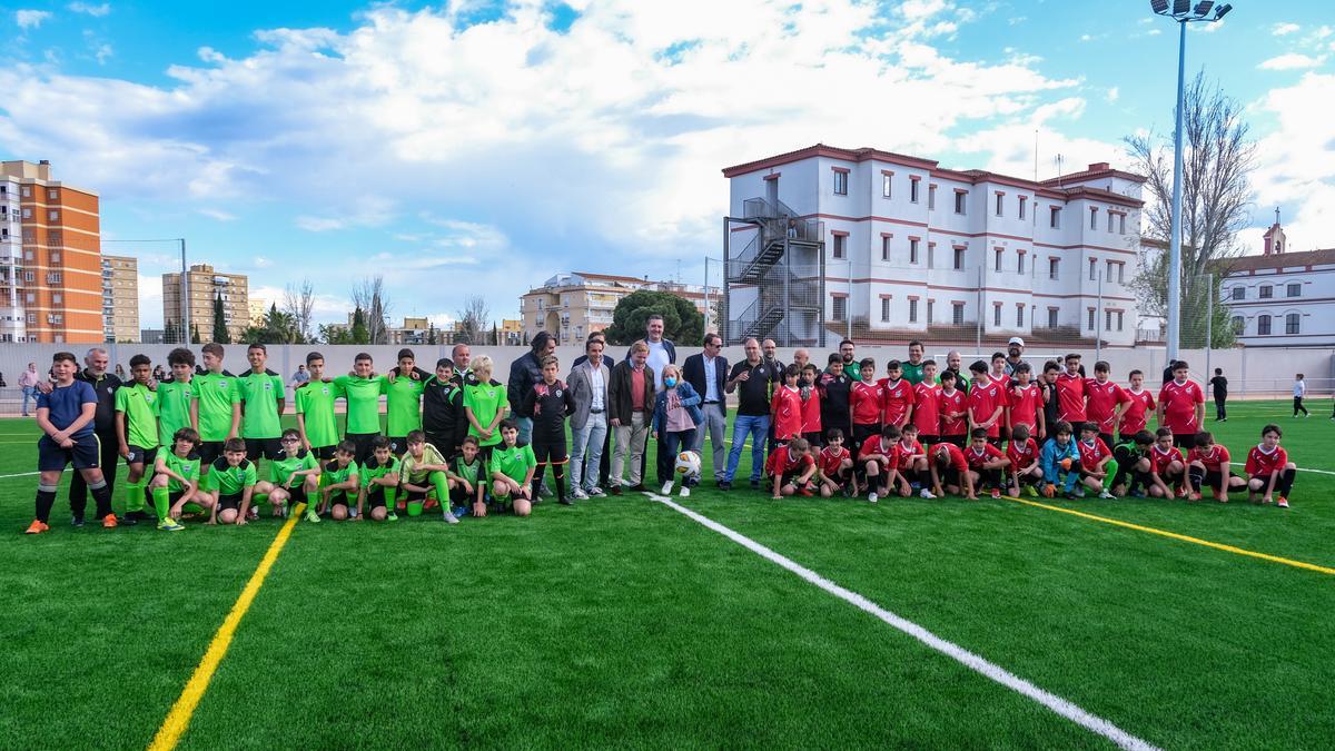 Miembros del club de fútbol, autoridades y representantes vecinales en el saque de honor con el que se oficializó la apertura de las instalaciones deportivas.