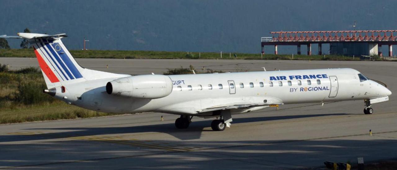 Un avión de la aerolínea Air France a punto de despegar de Peinador. // Álvaro Fernández