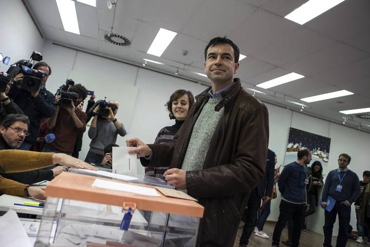 HERZOG VOTANDO EN LAS ELECCIONES GENERALES DEL 20D