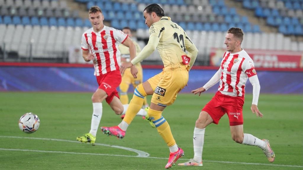 De Tomás remata en una acción del partido disputado en Almería.