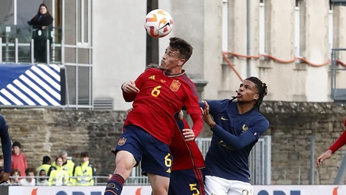 Antonio Blanco golpea el balón con la cabeza.