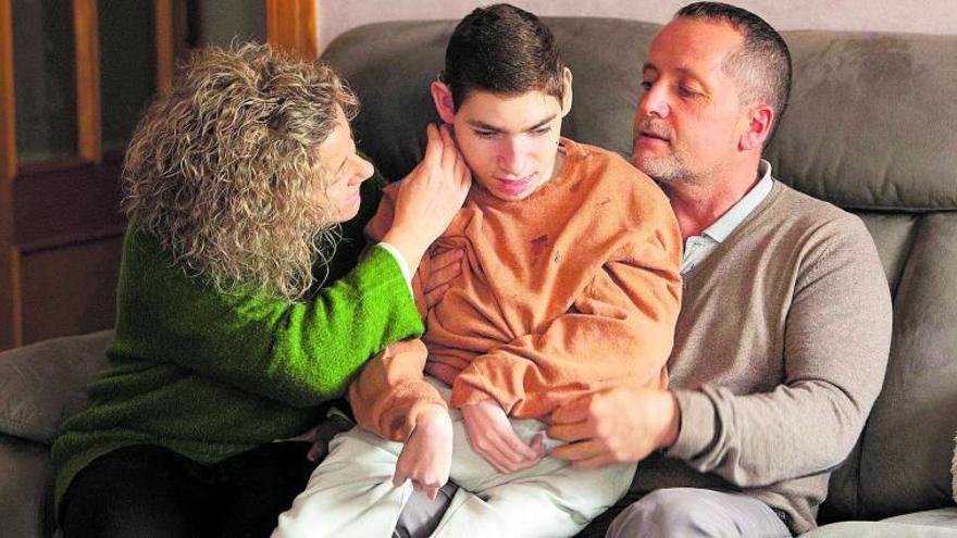 Estela Sánchez y Gabriel Alfonso, con su hijo Marc. | DANIEL TORTAJADA