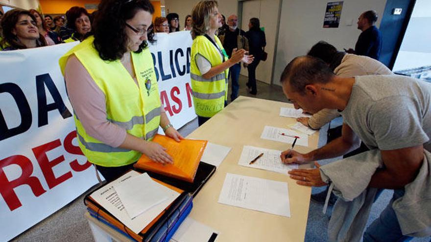 Recogida de firmas en el Cunqueiro // M.G. Brea