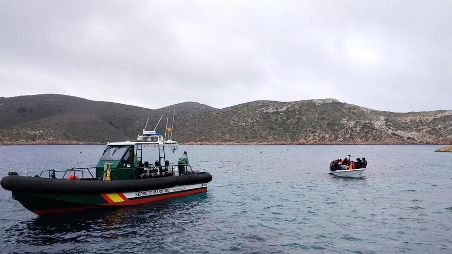 Die sieben Insassen eines vor Murcia abgefangenen Schlauchboots festgenommen