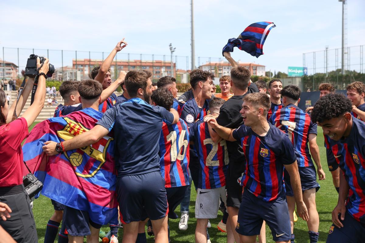 ¡Euforia absoluta! Así ha celebrado el Juvenil 'A' el título de Liga