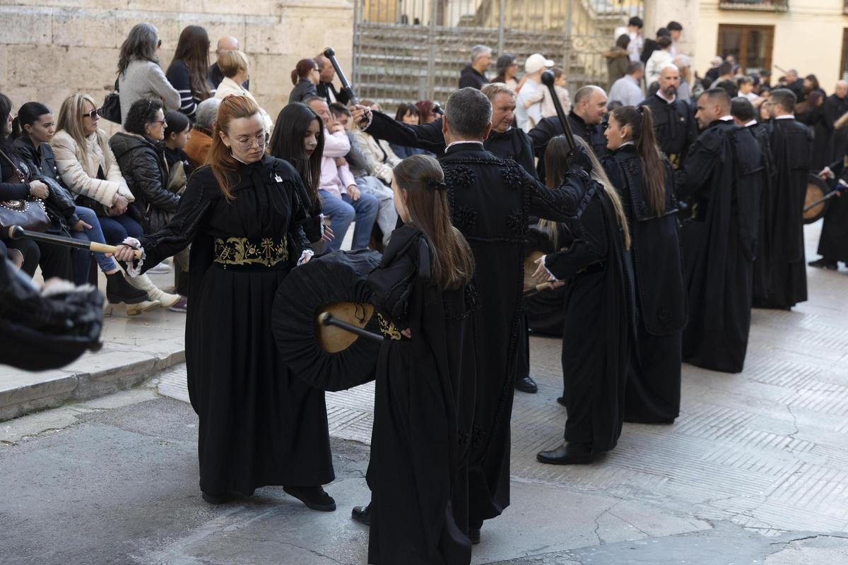 La solemne procesión del Santo Entierro de Xàtiva, en imágenes