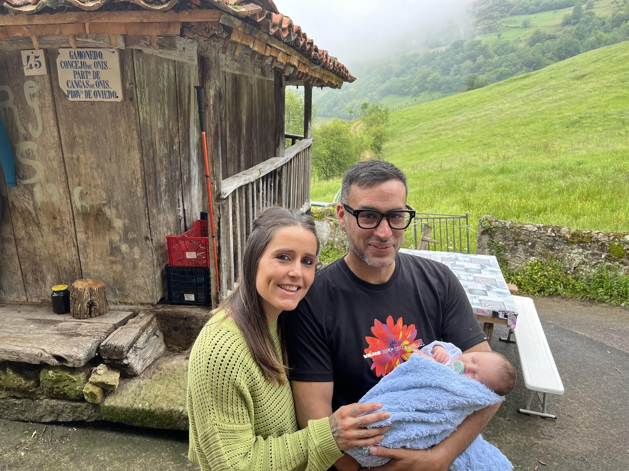 Una pareja de A Guarda da el primer niño en 40 años a un pueblo asturiano