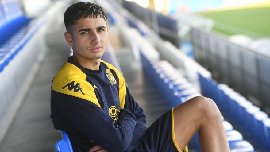 Yeremay Hernández, jugador del Deportivo, posa en Abegondo antes de su entrevista tras un entrenamiento |  // CARLOS PARDELLAS