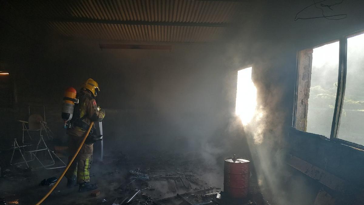 Incendi en una nau abandonada a Monsitrol de Calders