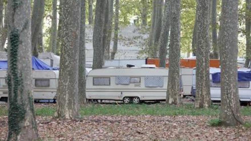 Caravanes dels firaires a l&#039;interior de les illes dle parc del a Devesa, fa dos anys.