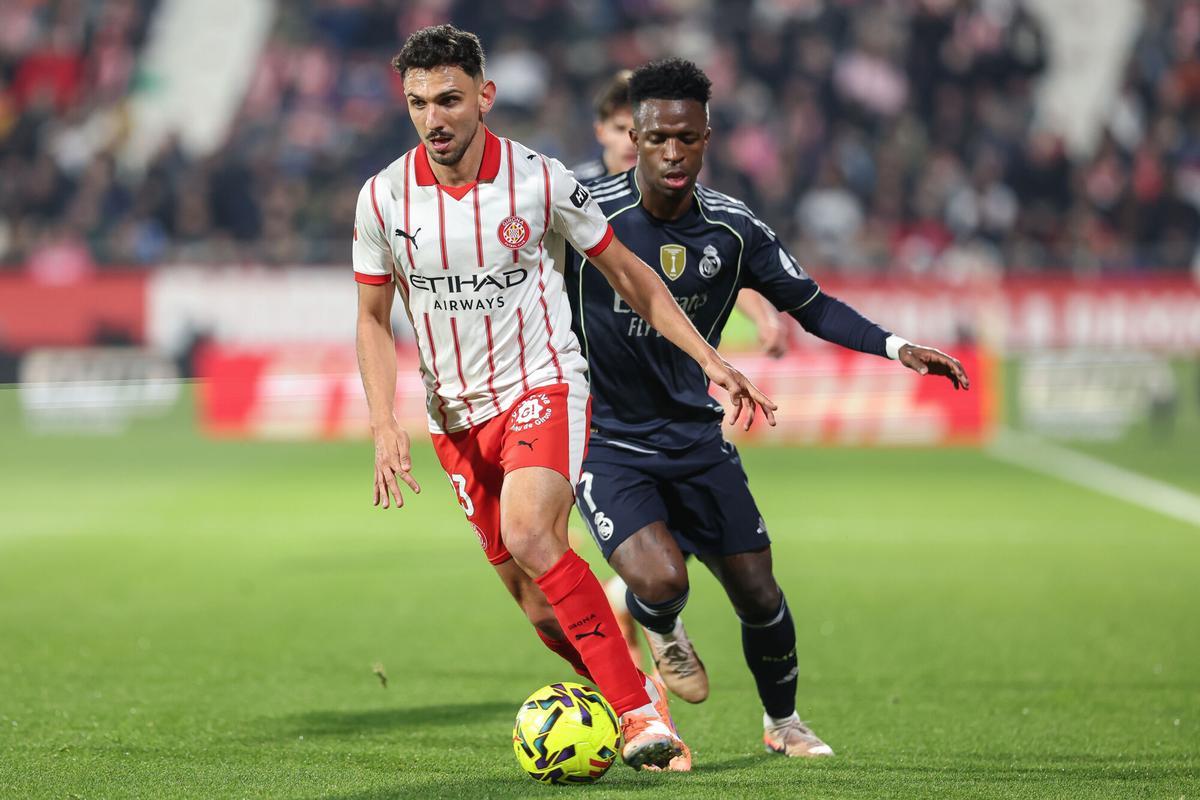 Iván Martín conduce el balón ante Vinicius