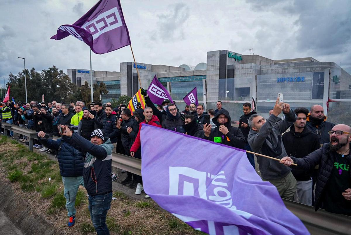 Manifestación de los trabajadores del metal en la B-20, a la altura de Cornellà