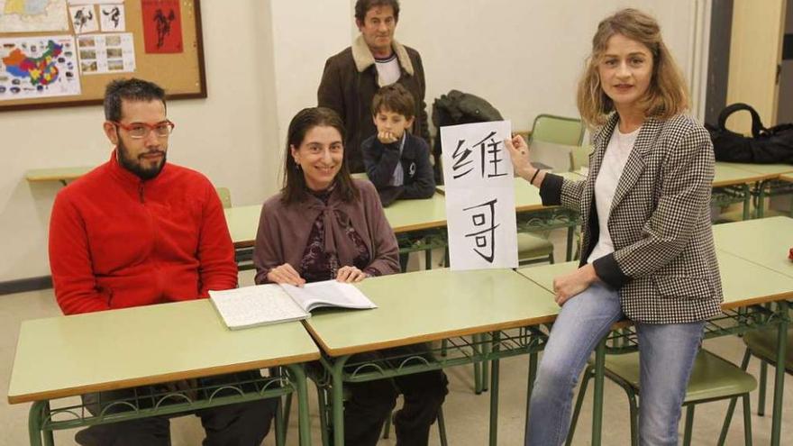 Unos alumnos asisten a una clase para aprender chino. josé lores