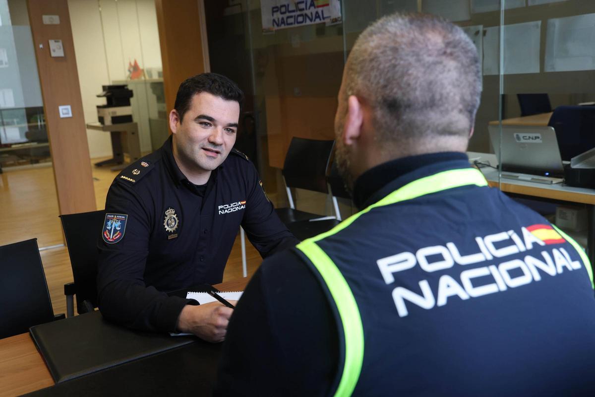 Iago García, en su despacho de la comisaría viguesa