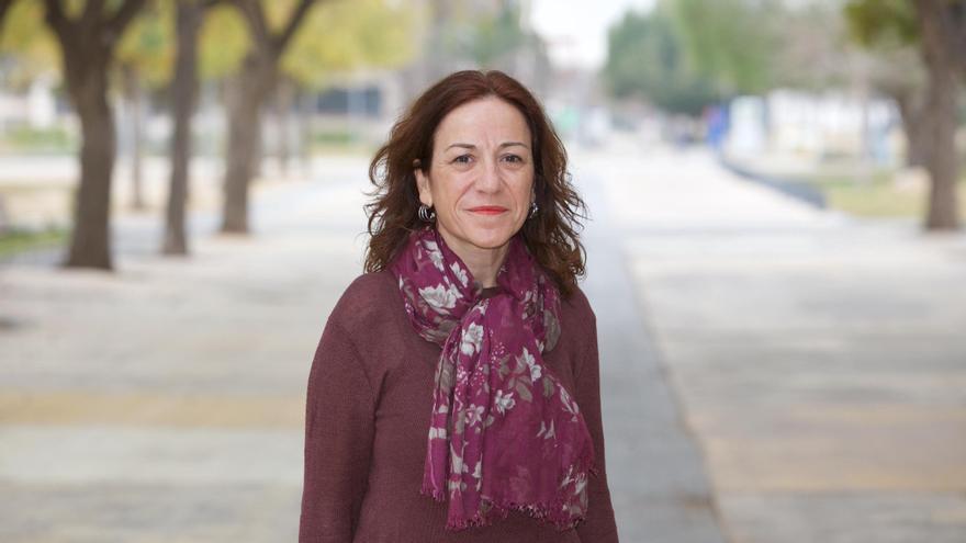 La vicerrectora Carmen Vives, en el campus de la UA.