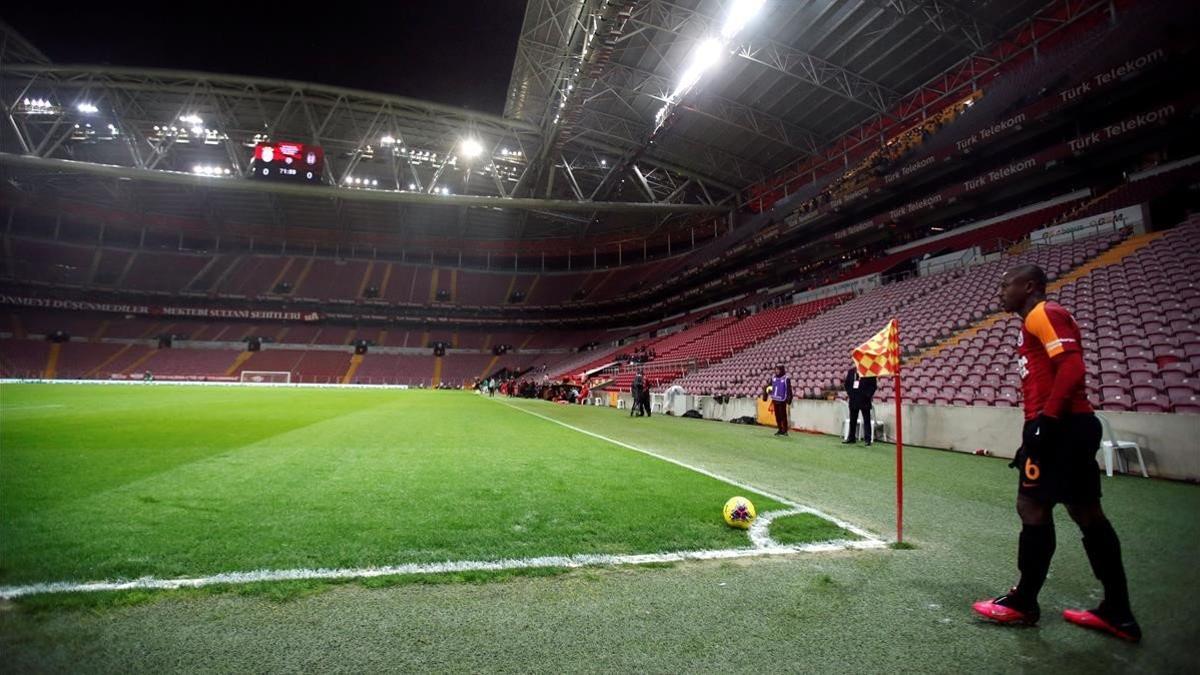 Seri, el jugador del Galatasaray, lanza un córner en el choque contra el Besiktas del pasado fin de semana.