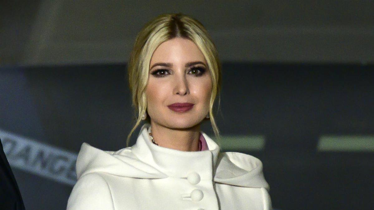 Ivanka Trump con abrigo blanco