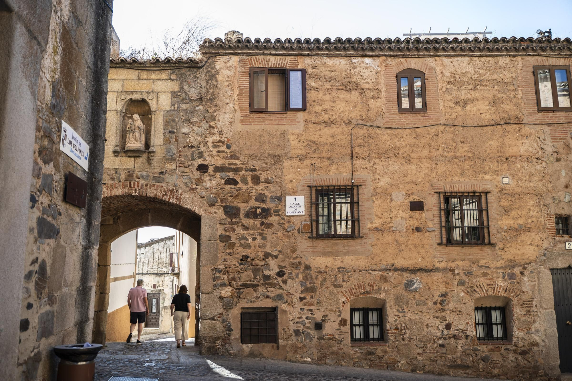 Galería | Primer paso para soterrar los cables de la parte oeste de Intramuros en Cáceres