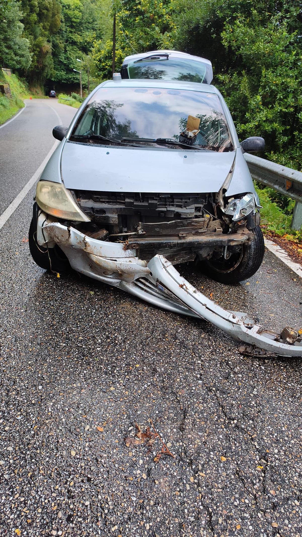 Turismo que sufrió un accidente en O Valado.