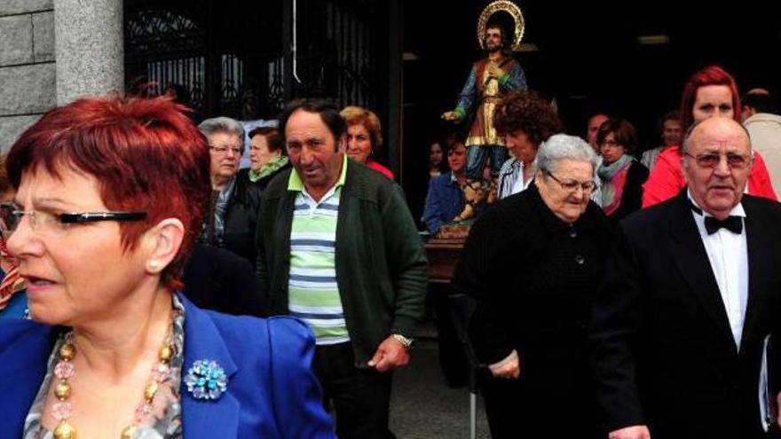 Los fieles acompañan a San Isidro a la salida de la procesión, desde el salón parroquial.  // Iñaki Abella