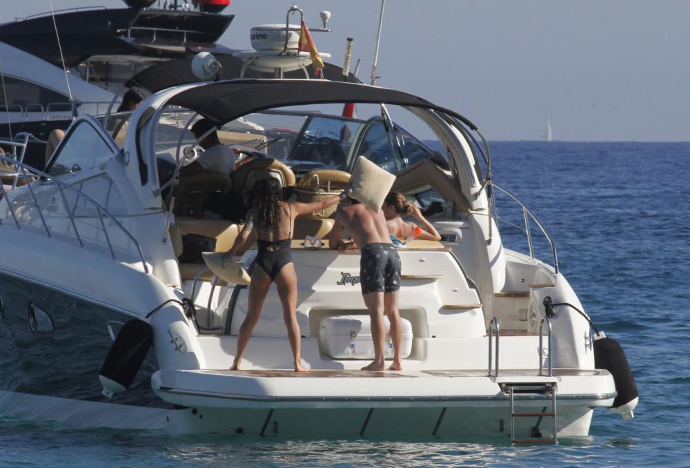 Laura Matamoros y Benji Aparicio en Barco en Cala Jondal, junto  Fonsi Nieto y su mujer Marta Castro.