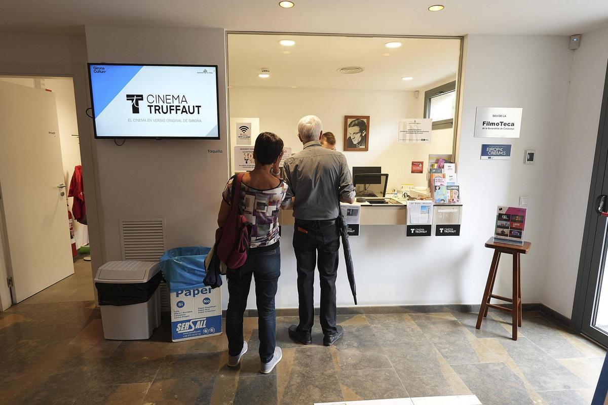 Dos espectadors adquirint entrades pel cinema Truffaut aquesta tarda