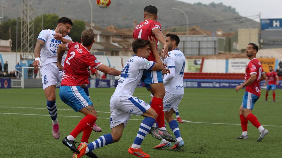 Una jugada del partido entre la Deportiva Minera y el Extremadura