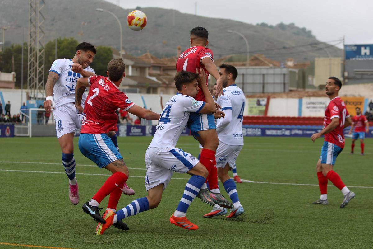 Una jugada del partido entre la Deportiva Minera y el Extremadura