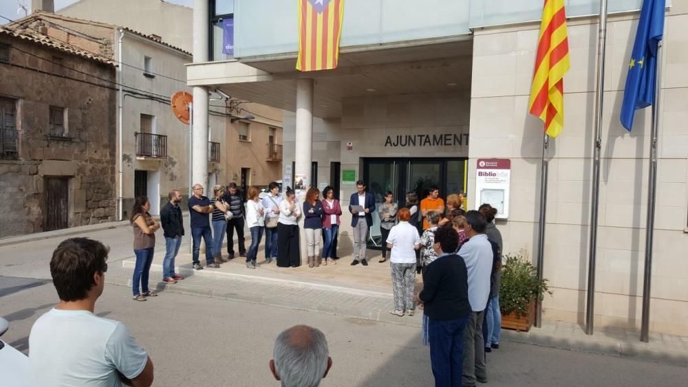 Concentració davant l'Ajuntament de Fonollosa
